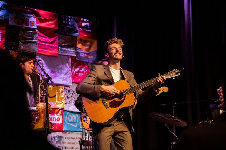 Bovenste Knoopje Open - Hoe is het Water?