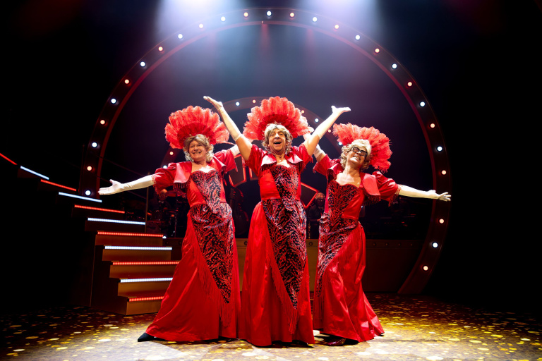 Ons pap wil bij de revue