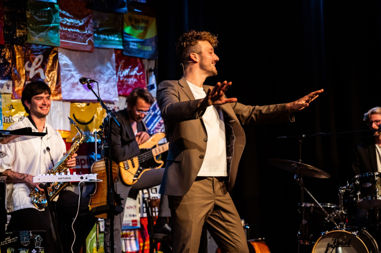 Bovenste Knoopje Open - Hoe is het Water?