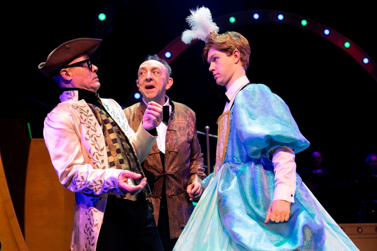 Ons pap wil bij de revue