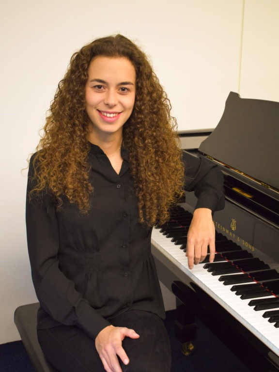 Carmen Lopez - pianobegeleidster.jpg